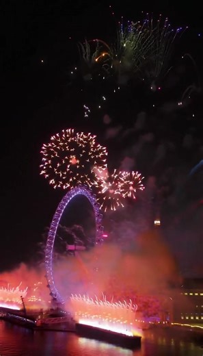 🎆 LONDON WELCOMES 2026 🇬🇧✨ As midnight arrived, London lit up the night along the River Thames with a stunning fireworks display framed by the city’s most iconic landmarks. Explosions of color reflected across the water as Big Ben marked the moment, and the London Eye became the centerpiece of a perfectly timed celebration. Cheers echoed through the city as thousands gathered to welcome 2026 together. This is London at its finest historic, electric, and unforgettable as a new year begins. #Lo