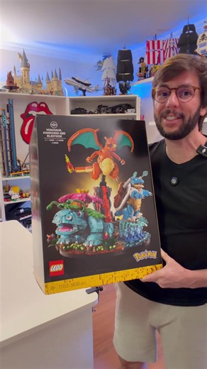 LEGO Pokémon 72153 — primeiro set gigante de Pokémon que a LEGO já lançou. Parte 1. Esse lançamento é histórico. Pela primeira vez, a LEGO apresenta um mega set Pokémon, reunindo em uma única caixa os três iniciais mais icônicos da região de Kanto — um verdadeiro marco para fãs e colecionadores. 🔢 Número de peças: 6.838 💰 Preço: USD 650 👾 Pokémons incluídos: • Venossauro • Charizard • Blastoise 🧠 Um pouco da história Venossauro, Charizard e Blastoise são as evoluções finais dos Pokémons inic