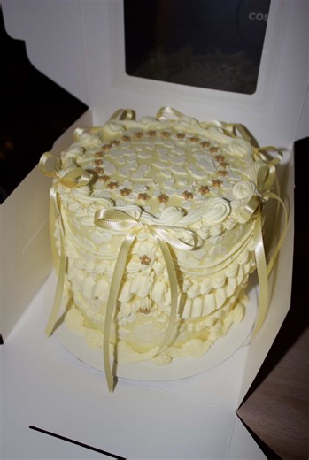 surprise bday cake for my friend = full creative freedom 🤭🤭 in my butter yellow era at the moment aparently and theres no stopping it #surprise #birthdaycake #decorating #buttercream #butteryellow