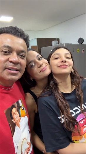 Frank Aguiar on Instagram: "Com minhas amadas filhas ❤️❤️ Qual mais se parece comigo ? Luma, 30 anos ou Valentina , 15 anos ?"