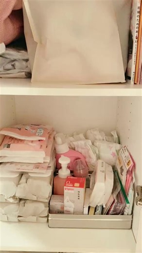 愛らしい眠りにつく子どもたちを見守って