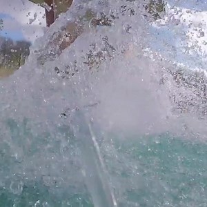 [VILLAGES NATURE PARIS] Der Sommer ist die perfekte Jahreszeit um die Außenbecken der Aqualagon zu erkunden! 🌊🙌 Mit wem würdet ihr hier gerne um die Wette rutschen? 😄 Alle Infos zum Park gibt es hier: bit.ly/VillagesNature_Paris 🧜‍♀ | Center Parcs Deutschland