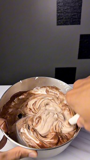 ¿Cómo hacer chantilly de chocolate y un ganache perfecto? Aquí te explico el paso a paso:Pesé 800 g de crema tipo chantilly y 220 g de azúcar glass. De esa crema, separé 200 g para mezclarlos con cacao en polvo, que usé en una proporción del 6% del peso total de la chantilly (es decir, unos 48 g de cacao). Esta mezcla la llevé a baño María, lo cual es fundamental para activar el cacao, darle fluidez y eliminar grumos.Mientras tanto, batí los 600 g restantes de chantilly con el azúcar glass, usan