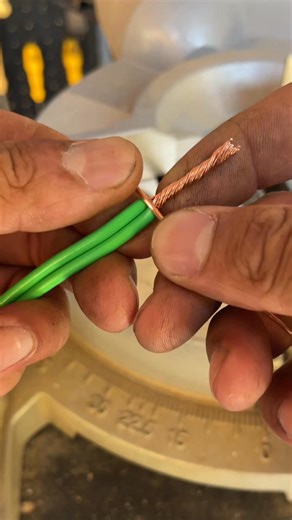 Perfect Wire Splice Using Solid Wire Over Stranded The technique even pros forget to mention. #USA #ElectricalHack #PerfectSplice | RIG DIY USA