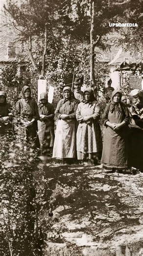 416K views · 5.7K reactions | À Nagyrév, en Hongrie, un groupe de femmes fatiguées par les mauvais traitements et le silence ont pris une décision radicale : anéantir leurs maris. Pendant des années, personne n’a rien suspecté... jusqu’à ce que le cimetière commence à se remplir trop vite. Une histoire vraie qui ressemble à un roman noir, mais quelle serait la raison macabre derrière cela et pourquoi beaucoup les défendent aujourd’hui? | Savoir Plus | Facebook