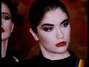 Robert Palmer – Addicted To Love (Official video 1986)