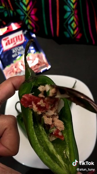 Antes de que acabe septiembre… ¡Disfruta de unas deliciosas botanas de chile jalapeño relleno de atún Tuny! #México #Botana #Recetas