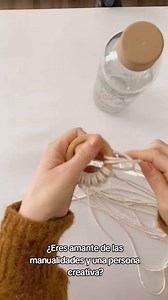 Porta Botella Macramé 🤗 Siga a @allmanualidades para mas inspiraciones ✨🌿 Despierta la Magia del Macramé: ¡Descubre el Arte que Revoluciona tu Espacio! 🌟🧵 Sumérgete en el fascinante mundo del macramé, donde cada nudo es una obra de arte. Aprende a tejer piezas únicas que transformarán tu hogar y cautivarán a todos los que lo visiten. 🚀🌼 🎁 Oferta Exclusiva para Amantes de la Decoración 🌈 Al unirte a nuestro Curso Online de Macramé, no solo aprenderás las técnicas fundamentales, sino que t