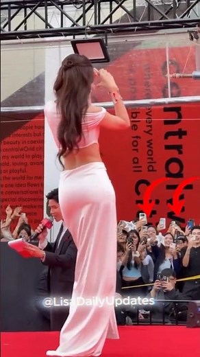 LISA Fans Bring Her Official Light Sticks to the SHISEIDO Event