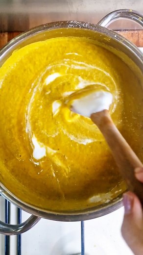 CARROT & COURGETTE SOUP 🥕🍲 We spent all day moving our kitchen today (see my IG stories), so had a pot of this simmering in the background 🤩 #carrotsoup #carrotsoup🥕 #courgettesoup #zucchinisoup #soupsofinstagram #souprecipe | Tastefully Vikkie - Wholesome Family Recipes