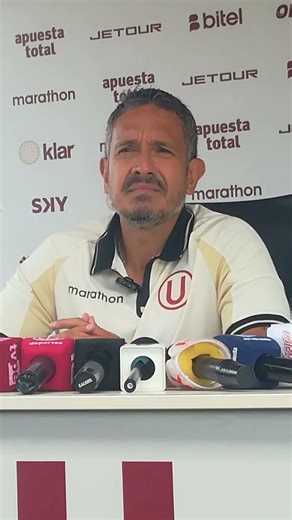 Universitario. Conferencia de Franco Velazco cementando sobre el arbitraje