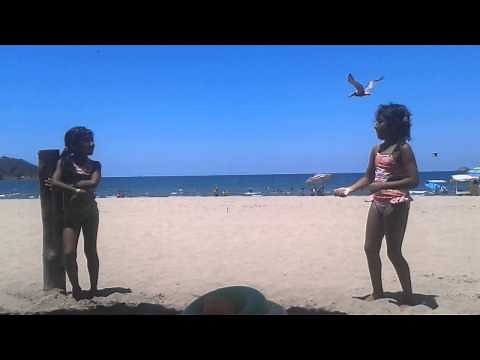 Niñas bailando en la playa