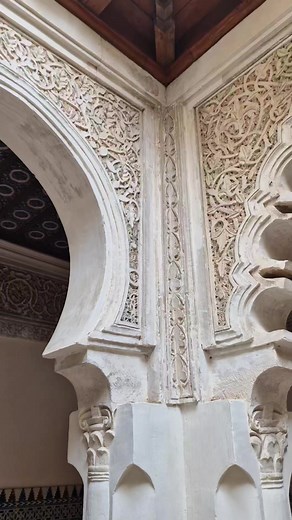 🙌 ¡Bienvenidos al Real Monasterio de Santa Clara de Tordesillas! Hoy hemos recorrido #EnDirecto este lugar con Alicia Barragán, guía de Patrimonio Nacional. Aquí os dejamos tres claves para entender esta joya ubicada en #CastillayLeón 👇 1️⃣ Lo fundó la infanta doña Beatriz, hija del Rey Pedro I de Castilla, en 1363. 2️⃣ Se trata de un viaje desde el siglo XII al XVIII. 3️⃣ Es uno de los mejores ejemplos de arte mudéjar. Descubre más secretos y detalles de este convento de clarisas en este víde