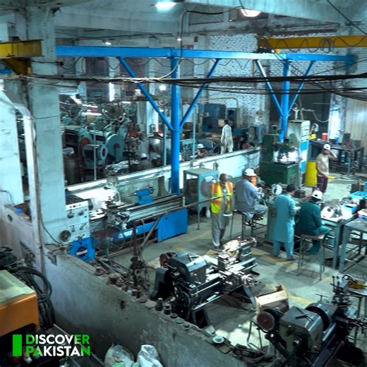 124K views · 2K reactions | گوجرانوالہ میں LED لائٹس بنانے والی بڑی فیکٹری! جدید مشینری کی مہارت سے کس طرح ایل ای ڈی لائٹ تیار کی جاتی ہے؟ پہلی بار دیکھیں اندرونی مناظر Best LED Lighting manufacturer | Made in Pakistan | Discover Pakistan #Paklite #ledlighting #Gujranwala #lightup #bestquality #makingprocess #madeinpakistan #DiscoverPakistan | Discover Pakistan | Facebook
