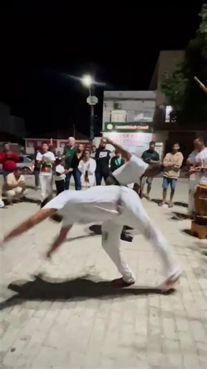 Quando toca o berimbau ginga o coração do capoeira #capoeira #capoeirabrasil #capoeiraregional #acrobacias #mortal