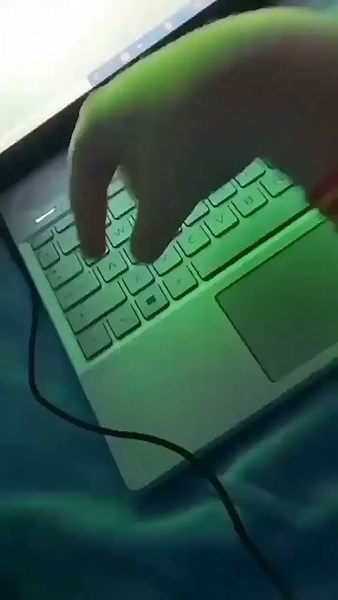 Laptop da klavyenin ışığını açma