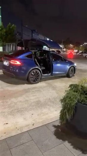 Tesla Model X driving with falcon wing doors open 🤣
