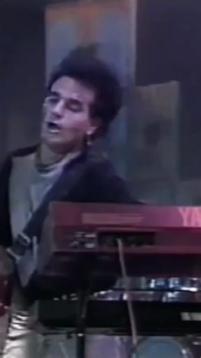 AXELATA | Una Historia Llena de Música on Instagram: "🎙 Soda Stereo tocando en Magic Circus (México) durante 1987 🎸 Era 1987 y el rock en español vivía una revolución. En el legendario Magic Circus de la Ciudad de México, tres jóvenes argentinos —Gustavo Cerati, Zeta Bosio y Charly Alberti— subieron al escenario sin saber que estaban escribiendo una de las páginas más gloriosas de la historia musical de Latinoamérica. Esa noche, Soda Stereo no solo tocó… incendió el escenario. Con el eco de Na