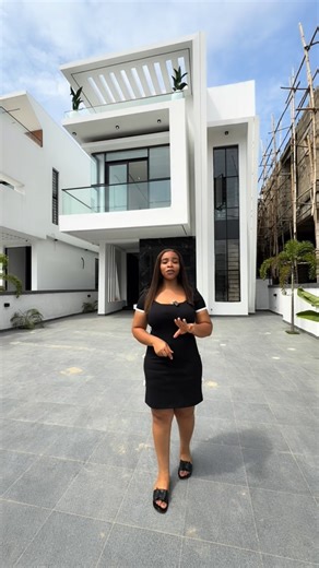 Aisha Yusuf on Instagram: "5 BEDROOMS DETACHED WITH A SWIMMING POOL / CHEVRON TOLLGATE / 460,000,000 NAIRA Features Pool Large compound spacious for 4 cars Bq Void Fitted kitchen Tv console Walk in closet Bath tub Walk in showers Water heater CCTV Bluetooth speakers All en-suite bedrooms Tiled compound floor For Enquiries Call / WhatsApp Aisha ☎️ 07065786014"