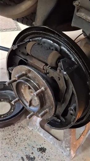 2000 Toyota 4Runner 3rd GEN, figured out the noise! Rear seal leaked and took out bearing.