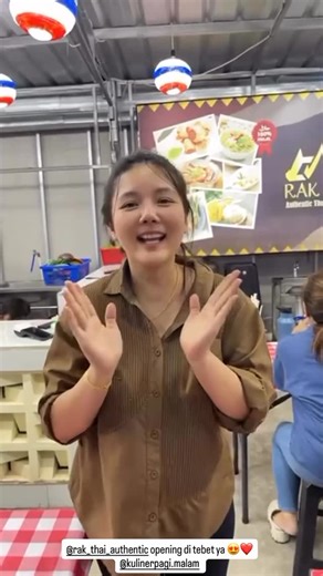 KULINER PAGI MALAM on Instagram: "AKHIRNYA BUKA DI KULINER PAGI MALAM TEBET @rak_thai_authentic Menunya otentik Thailand. HALAL (udah aku pastiin ke ownernya langsung) -- kalo kamu ngidam #thaistreetfood tapi belum bisa ke Thailand langsung, better coba @rak_thai_authentic Ada menu Somtam , Mango Sticky Rice , Tomyum dll YOKKKK GASSSKEUNN !!! 📍JI. Tebet Barat dalam raya Jakarta Selatan (Kuliner Pagi Malam) sebelah roti romi tebet #kulinerpagimalam #kulinerjakarta #wisatakuliner #jajanankekinian