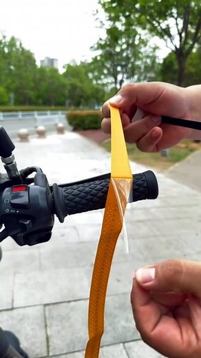 390K views · 870 reactions | "Bike और Scooty Handle की Loose Grip को बनाएं Solid! Best Handle Grip Strip | Easy DIY Trick" #shortsreels | Pooja Katiyar | Facebook