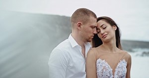 Un jeune couple devant la caméra, : vidéo de stock (100 % libre de droit) 1048690609 | Shutterstock