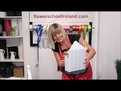 How to make an envelope of flowers for the door