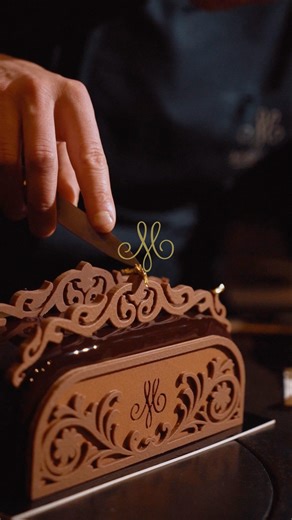 Freelance Video Editor | Film Maker on Instagram: "À l’approche des fêtes, nous avons imaginé une parenthèse visuelle autour de l’univers de Noël pour la maison emblématique @meert_1677 , aux côtés de @carobourgeois ✨ Entre lumières délicates, gestes précis et gourmandises, cette vidéo cherche à retranscrire l’élégance et le savoir-faire qui caractérisent la marque en cette fin d’année. J’ai assuré la captation et le montage de ces images, avec l’envie de proposer un regard sensible et raffiné s