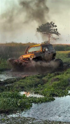 troller off-road 4x4 no atoleiro