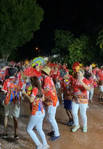 Así se vivió el corso junto a la comparsa ODIOSOS💦🌈✨ Lleno de alegria, diversión y mojason, junto a la hermosa reina ORIANA I ✨🌈🎊🎭💋 #buenretiro💚🤍💚 #sczbolivia🇳🇬🇧🇴 #carnaval