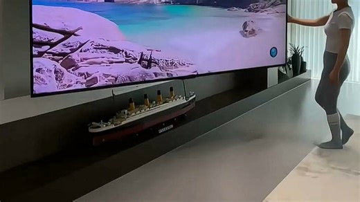 TCL电视让画面生动逼真，细节更出众，搭载Mini LED技术与高刷新屏幕，呈现清晰流畅视觉体验，搭配灵控桌面和AI音画调优，打造沉浸式家庭影院享受。