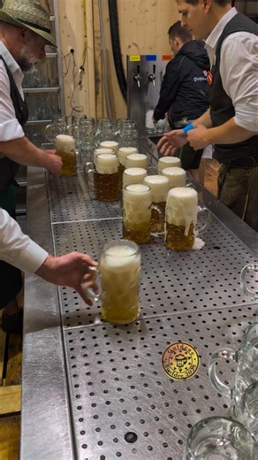 Die Maßn rauschen über die Theke am #Oktoberfest #München in der #Bräurosl👌#bierlehrer#wiesn#hacker