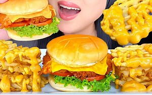 Phan • 香酥鸡肉三明治、芝士酱薯格 咀嚼音_哔哩哔哩_bilibili