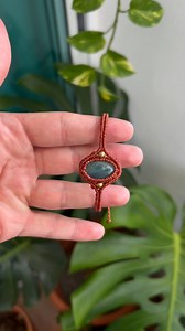 Nuevo diseño hecho con calma y amor 💙 Pulsera en micro macramé con cuarzo aquamarina, piedra que transmite paz y claridad. Detalles en brass ✨, ajustable y resistente al agua… lista para acompañarte todos los días. #HandmadeJewelry #MicroMacrame #AquamarineVibes #CrystalJewelry #BohoJewelry #AdjustableBracelet #ResistantToWater #EnergyWithIntent #ArtesaniaConAmor #UniquePieces #HealingCrystals #OceanVibes #JewelryWithMeaning #ArtisanMade #CuarzosNaturales | Dreams and strings kp