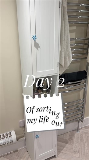 Decluttering Day 2: Bathroom Makeover