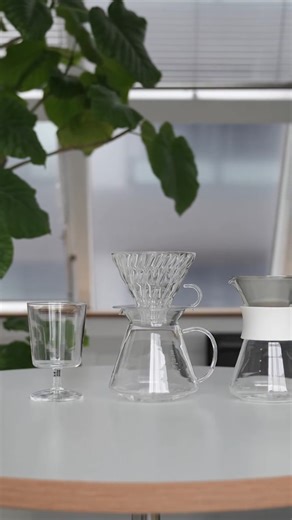 朝早返工chur到盡？ Simply HARIO V60玻璃手沖套裝話你知，咩叫「慢活哲學」✨！水晶玻璃透出咖啡色澤，睇住水流慢慢過濾，成個人都治癒晒～仲可以當茶壺用，一物兩用夠靈活🌱。簡約設計放喺屋企，即刻提升格調☕️！ Simply HARIO Series - V60 Glass Brewing Kit - Simply HARIO was born from HARIO, a company that has been crafting heatproof glass products for nearly a century. Made from 100% natural minerals, HARIO’s refined heatproof glass embodies both beauty and functionality. Its minimal design, stripped of all excess, invites moments of quiet reflection and calm. The V60 Glass Brewing Kit is a s