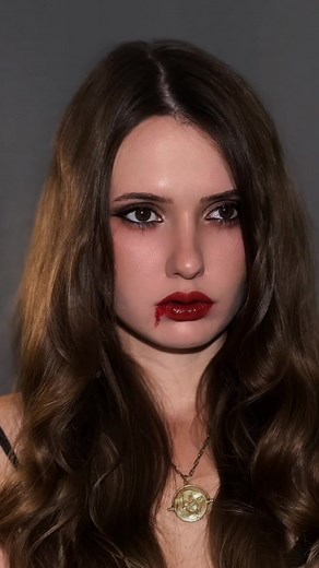 Elegant Vampire Makeup for a Stunning Look