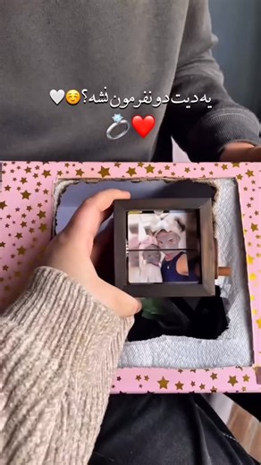 ‎سارا اکسسوری|گردنبند|باکس هدیه|انگشتر‎ on Instagram‎: "عکسای دو‌نفرتونو اینجوری نگه دارید🥹👌🏽 مگه داریم🎁از این خاص تر✨ . . @sara_accessoriy @sara_accessoriy . . قی/مت: فقط کافیه عکساتون و سایز آلبوم چاپ کنید و بچسبونید بهترین اکسسوری که میتونی به پارتنرت 🎁بدی✨ ثبت سفار.ش از طریق دایر/کت📨 #اکسسوری_خاص #اکسسوری_شیک #کاپلی #آلبوم"‎