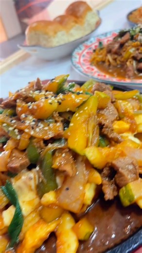 “Rico, apetitoso, comestible, divino... Aquí en Karamba, te invitamos a transportarte a tu lugar favorito. El sabor que te hará sentir como en casa. ¡Ven y descubre por ti mismo!” | karamba food