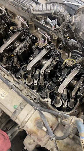 Paccar MX-13 injector install WITHOUT removing overhead #dieselmechanic #mechanic #snapon #mactools #matcotools #bluecollar #bluecollarkings #paccar #dirtyhandscleanmoney