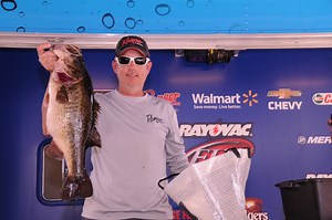 Fels furthers lead at Okeechobee - Major League Fishing
