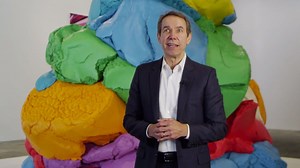 Assembling Jeff Koons' massive Play-Doh sculpture, a time-lapse