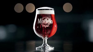 Modelo Negra TV Spot, 'La lucha por la recompensa perfecta'