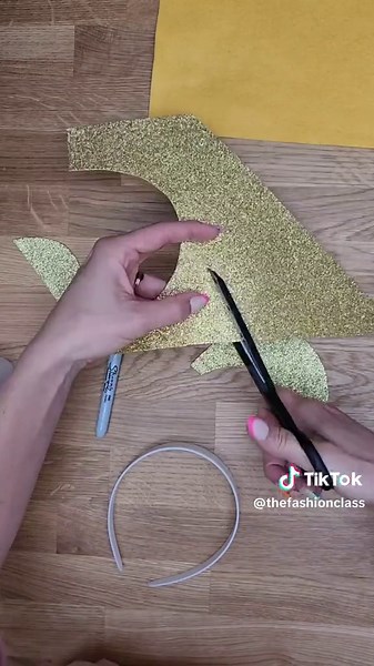 Quick tutorial on the optional sun crown that pairs with the fun DIY rainbow costume #halloween#halloweencostumes#kidscostumes