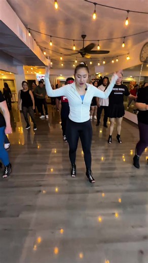 FOOTWORK BEFORE PARTNERWORK 🔥 Most dancers want combos… but skip this. This is how we start our Intro to Advanced bachata class in Phoenix — building timing, rhythm, coordination, and confidence through footwork. That’s what makes your dancing feel natural. Looking for bachata classes in Phoenix, bachata footwork training, or Latin dance classes near you? 📍 3302 N 3rd St, Phoenix, AZ 👉 Comment INFO or DM us for details. Clases de bachata en Phoenix en inglés y español — mejora tu baile desde 