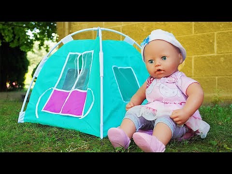 Baby Born -nukke ja nukkejen leluteltta. Baby Annabell -nukke menee kävelylle. Lasten videoita