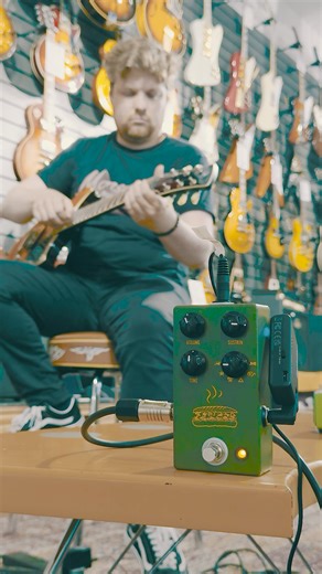 🎸 Have you played the JHS Muffuletta? With 6 fuzz pedals in one box, you'll find that perfect face-melting tone! 🤘🔥 Goes perfectly with a Yamaha Revstar Standard RSS20 for this huge sound! #JHS #JHSPedals #QueensOfTheStoneAge #Yamaha #YamahaRevstar #GuitarTone #KnowYourTone #GuitarFX #FuzzPedal | Fair Deal Music