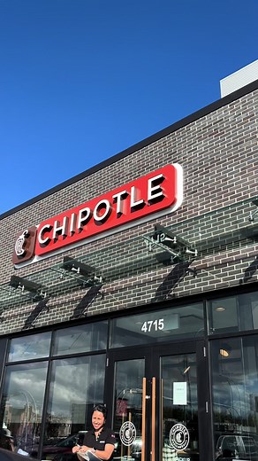 Edmonton’s First Chipotle Location is now officially open! 📍Chipotle Mexican Grill, Edmonton, Alberta #hosted | ad ✨ Chipotle is an American fast food chain with 4,000 restaurants worldwide. They have over 40 locations in Canada with only 2 other locations in Alberta. 🌯The chain specializes in fresh ingredients with their dishes. Burritos, tacos, bowls, and other similar dishes can be found here. Yesterday, I was invited to this location’s sneak peek before it officially opened today (August 1