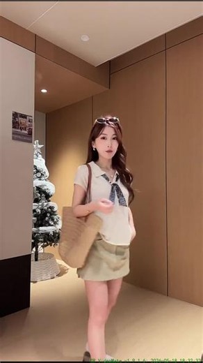 低饱和米杏色 Polo 针织 T 恤，微宽松版型藏肉，搭配半裙西裤都合适。